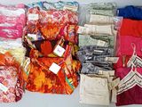 de nombreux types de vêtements exposés dans une boîte