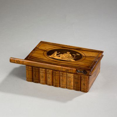 Coffret rectangulaire en bois fruitier dont la façade figure…