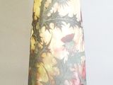 un vase en verre avec un motif floral