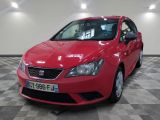 la voiture rouge est garée sur le sol en damier du garage