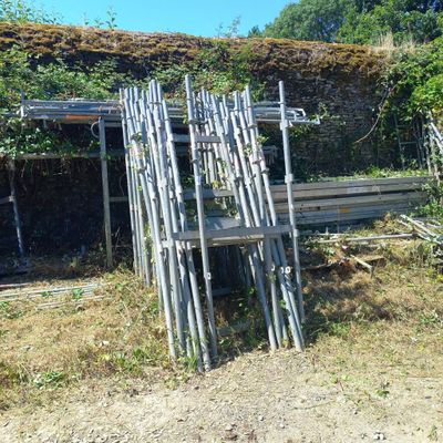 un tas de tiges de bambou au milieu d'un champ