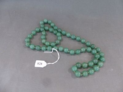 collier composé de perles de jade vert, muni d'une étiquette