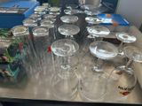 beaucoup de verres à vin vides sur la table