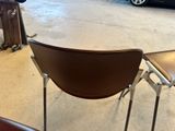 une chaise marron et une chaise marron dans une pièce
