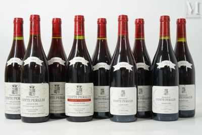 six bouteilles de vin sont alignées sur une table