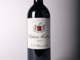 une bouteille de vin posée sur une table