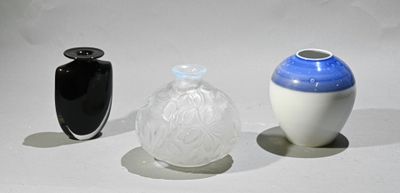 trois vases posés l'un à côté de l'autre sur une surface blanche