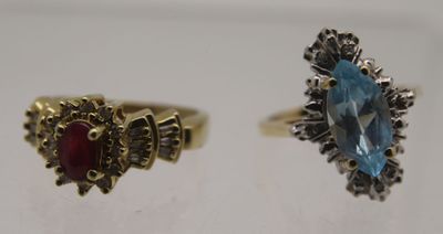 Réunion de deux bagues en or jaune 10k ornées d'une pierre b…