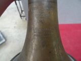 une cloche en laiton posée sur une table