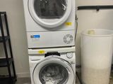 deux lave-linge et un sèche-linge empilés les uns sur les autres