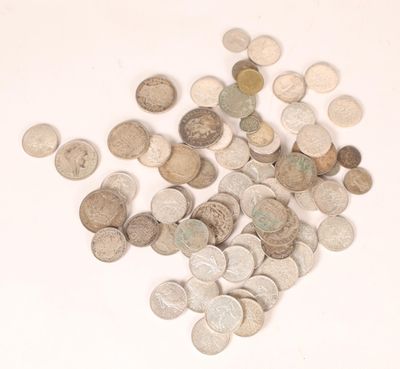 une pile de vieilles pièces de monnaie sur une surface blanche