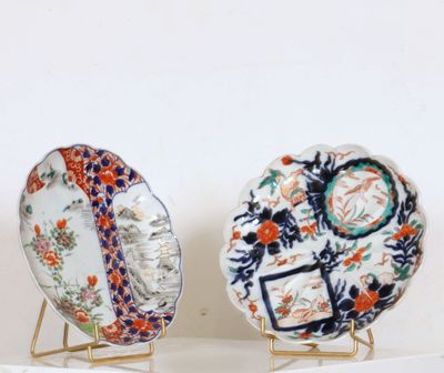 JAPON, XIXème siècle. Deux assiettes à bords chantournés en …