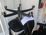 une image représentant une chaise sur laquelle se trouve une pile de papiers