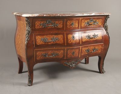 une commode en bois avec un plateau en marbre
