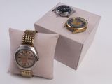 deux montres rangées dans une boîte