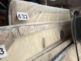 beaucoup de cartons et un ventilateur dans une pièce