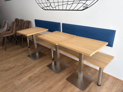 deux bancs et une table dans un coin de la pièce