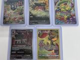 quatre cartes Pokémon différentes posées les unes sur les autres sur une table