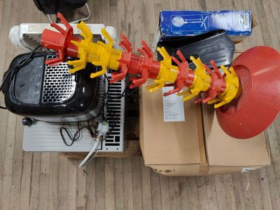 un extincteur posé sur une boîte en carton
