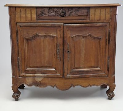 une vieille armoire en bois avec un plateau sculpté et deux portes