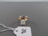 une bague attachée à un fil, avec une étiquette de prix accrochée dessus