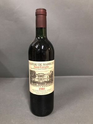 une bouteille de vin posée sur une table