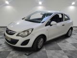 la petite voiture blanche est garée dans une grande pièce