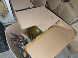 de nombreux cartons posés sur le sol les uns à côté des autres