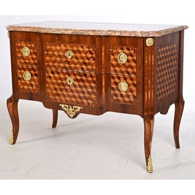 une image d'une commode avec un plateau en marbre