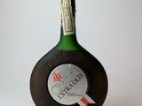 une bouteille d'alcool posée sur une table