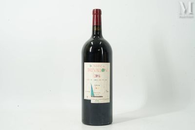 une bouteille de vin posée sur une table