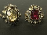 trois bagues et une bague sertie d'une pierre, posées sur une table