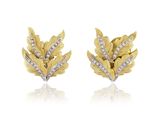 une paire de boucles d'oreilles en or et en diamants en forme de feuille