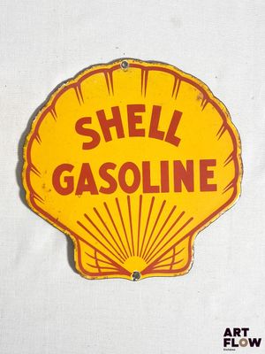 Panneau jaune représentant de l'essence Shell sur fond blanc, portant l'inscription « Shell gasoline »
