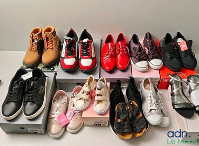 de nombreuses paires de chaussures alignées sur une étagère