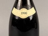 une bouteille de vin rouge avec une étiquette, posée sur une table