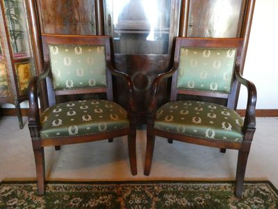 Paire de fauteuils en acajou, accotoirs à têtes de dauphins …