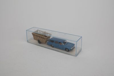 un petit camion et un bus dans une boîte transparente
