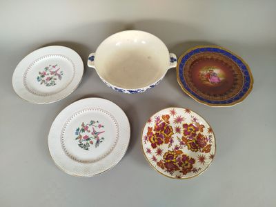 Réunion de cinq pièces dépareillées en céramique et porcelai…