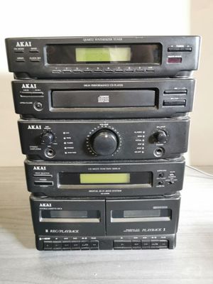 de nombreux types différents de chaînes hi-fi empilées les unes sur les autres