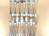beaucoup de fourchettes et de cuillères sur la table