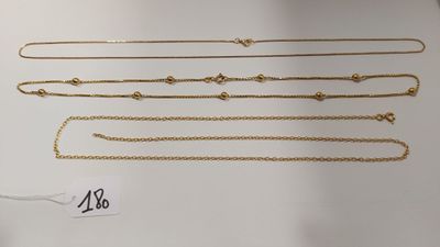 une collection de chaînes et de bracelets en or
