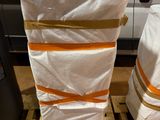 deux valises emballées sur des palettes devant une camionnette