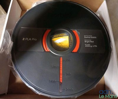 une boîte contenant une horloge noire et rouge