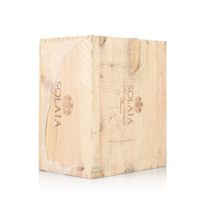une image représentant une caisse en bois contenant une bouteille de vin