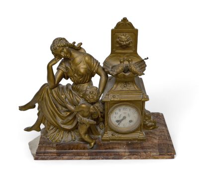 une statue de femme assise sur une table avec une horloge