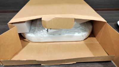 une boîte en carton contenant un rouleau de papier toilette