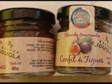 deux pots de confiture posés sur une étagère