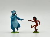 deux figurines d'un homme et d'une femme jouant l'un avec l'autre