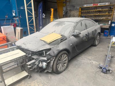 une photo d'une voiture garée dans un garage